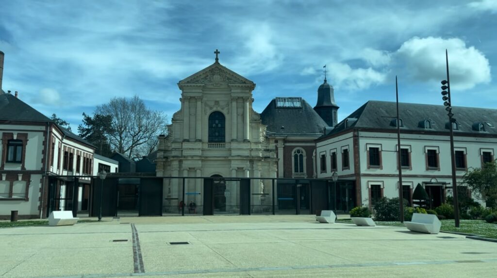 The front of a Carmelite church in France