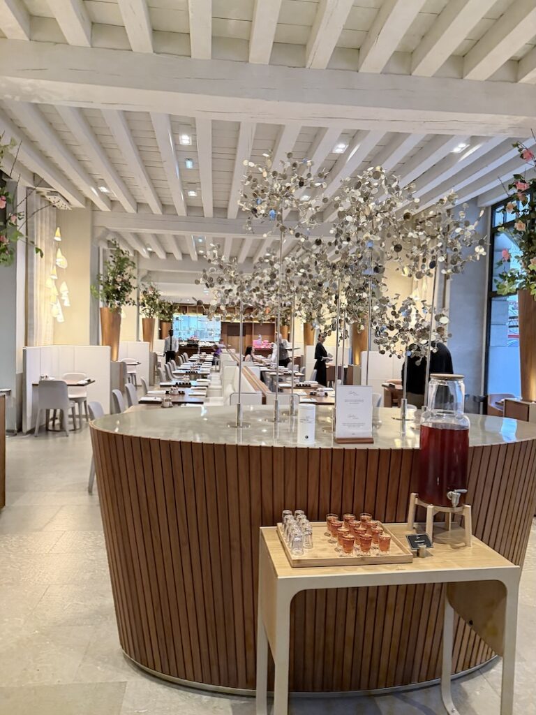Modern dining room at Epona restaurant inside InterContinental Lyon Hotel Dieu with elegant contemporary design